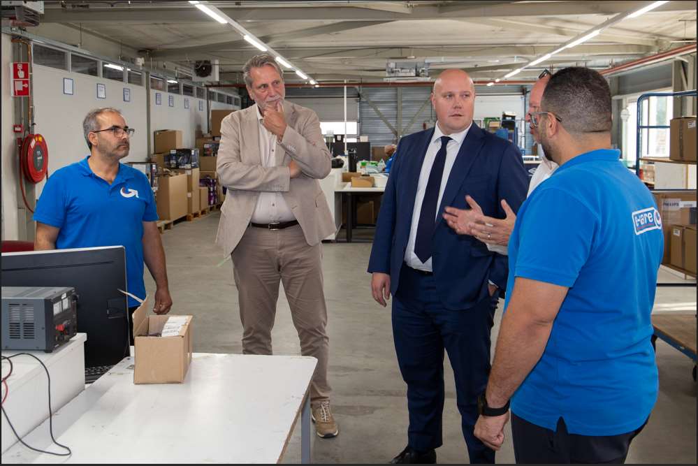Minister Thierry Aartsen tijdens de rondleiding bij E-Care